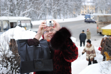 Ольга фотографирует сосульки