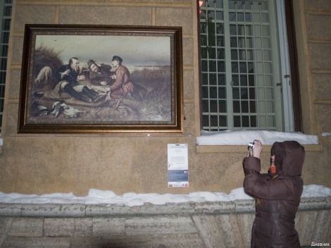 Ольга фотографирует картину