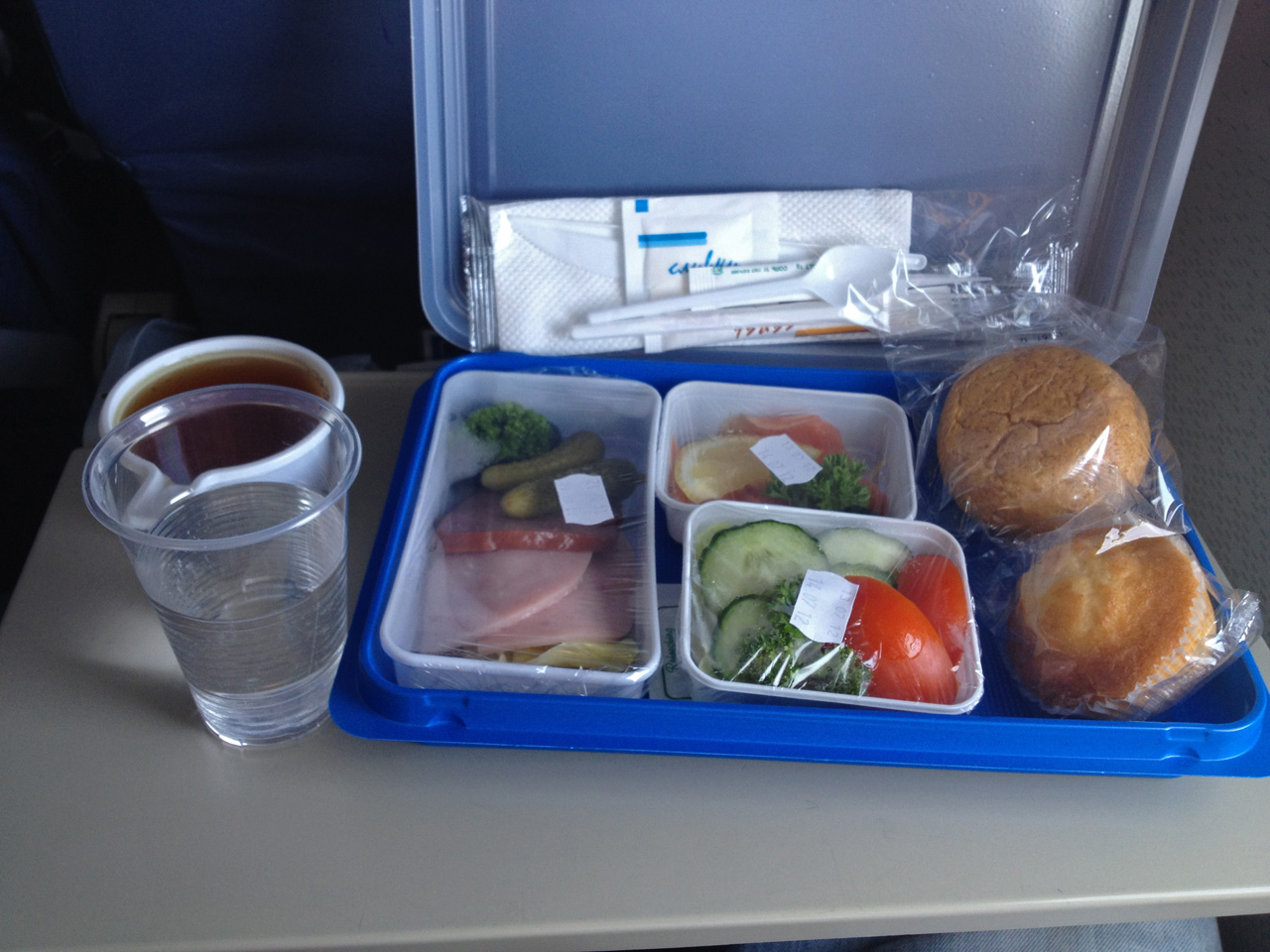 Что можно взять в самолет аэрофлота. Бортовое питание Air Astana. Еда в самолете. Обед в самолете. Набор еды в самолете.