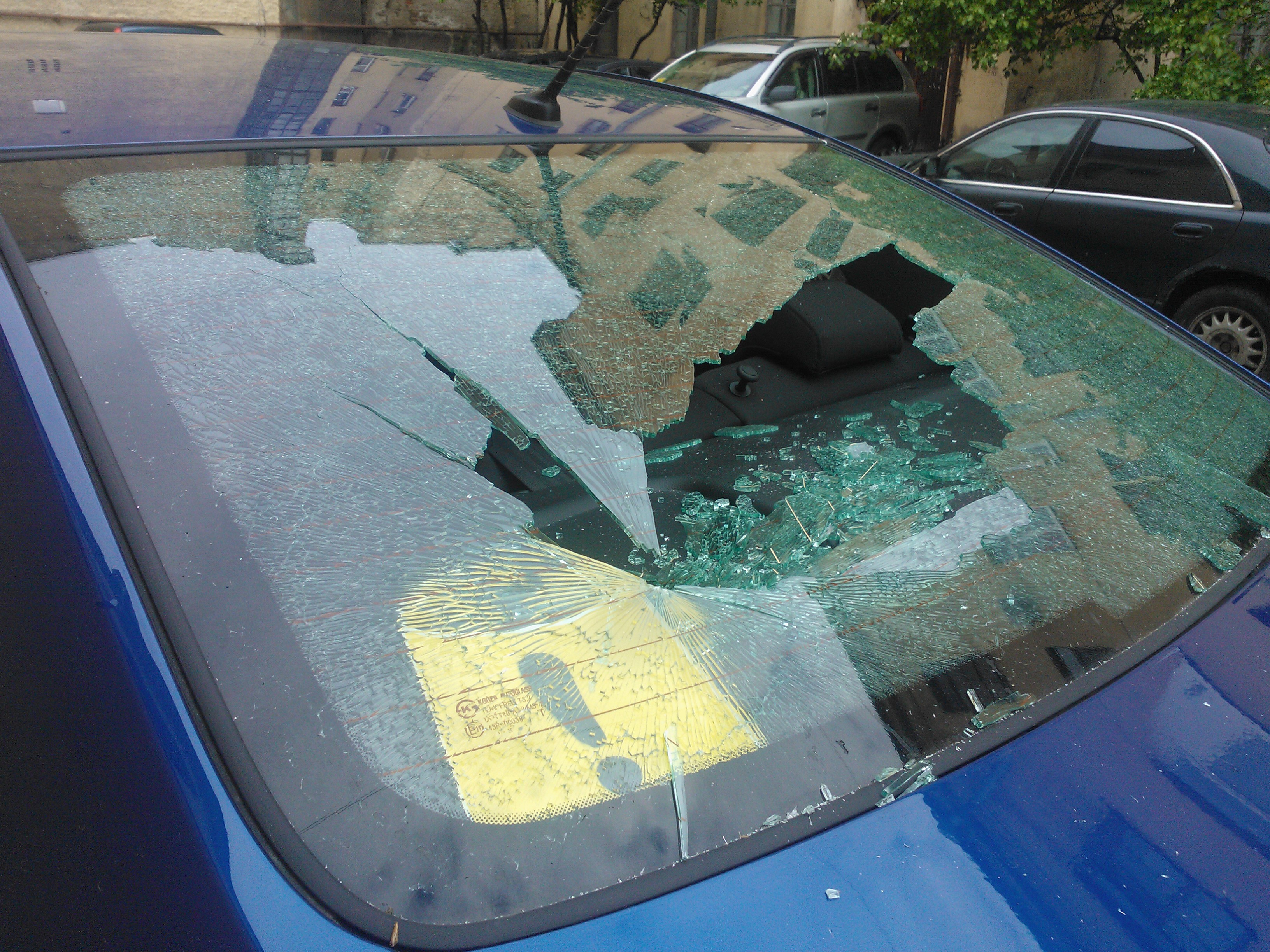 Почему лопнуло стекло. Лопнуло стекло. Лопнуло стекло в машине. Лопнуло заднее стекло. Лопнуло заднее стекло в автомобиле.