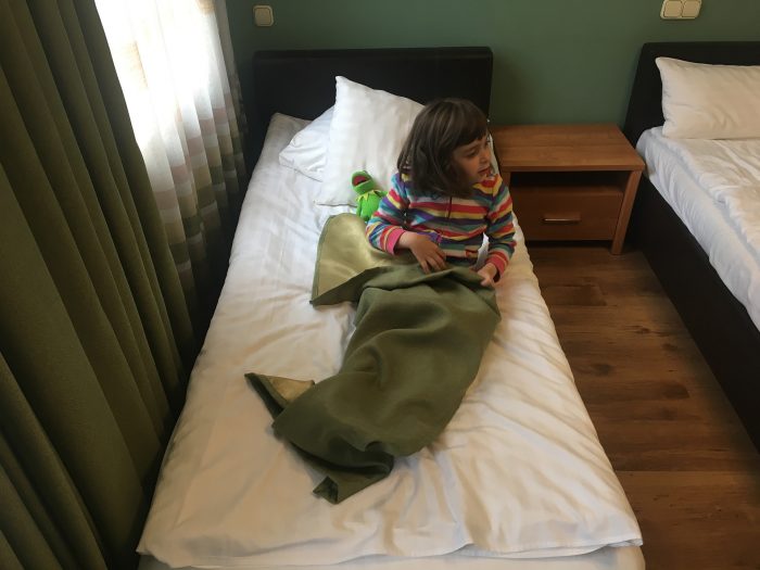Маша на кровати в отеле