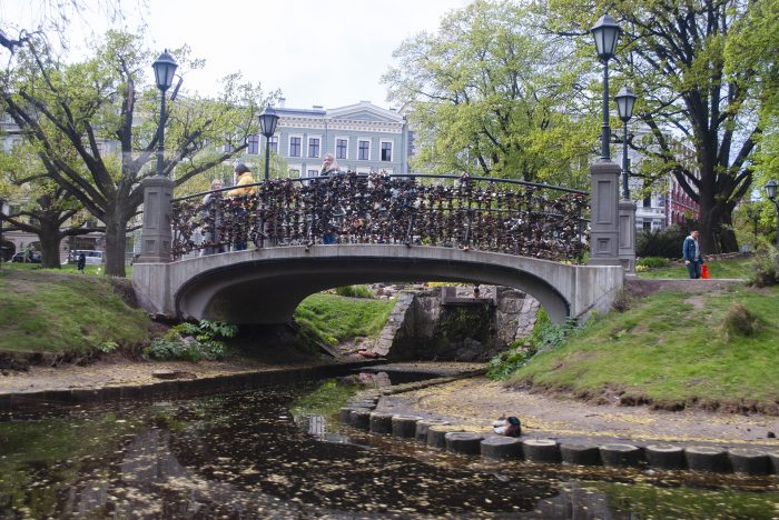 Замки на мосту в парке Риги