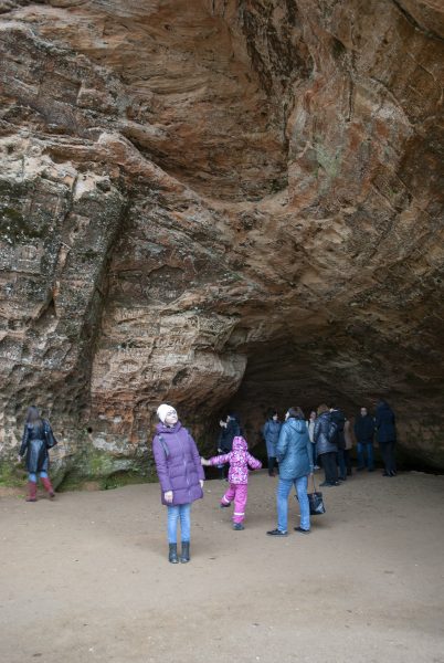 пещера с надписями в парке Гауя