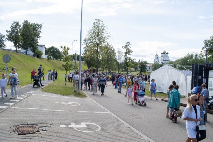 Посетители фестиваля в финском парке
