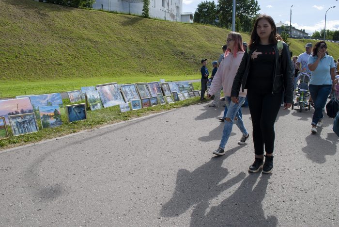 Выставка картин в верхней части финского парка