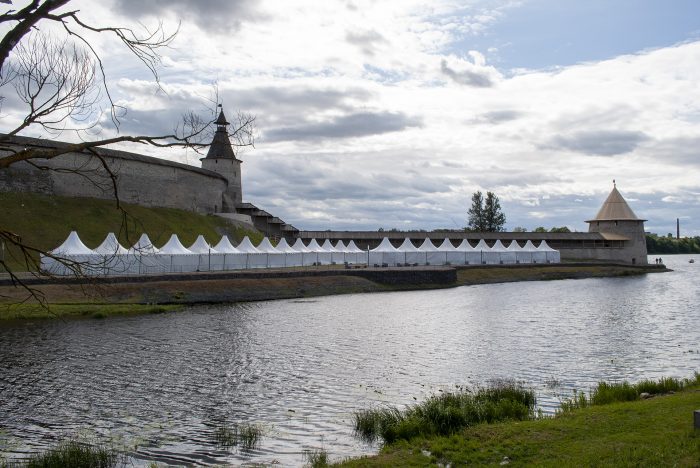 закрытые палатки в устье Псковы у кремля