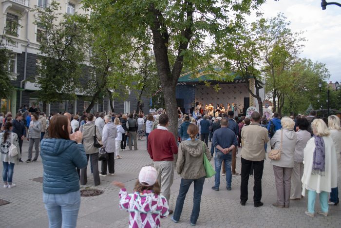 сцена фестиваля на улице Пушкина