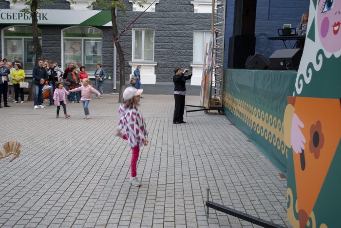 дети у сцены на улице пушкина в ганзейские дни