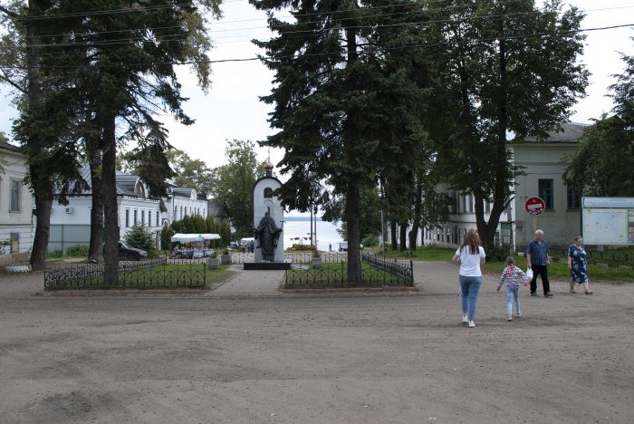 Памятник Макарию Калязинскому в Калязине