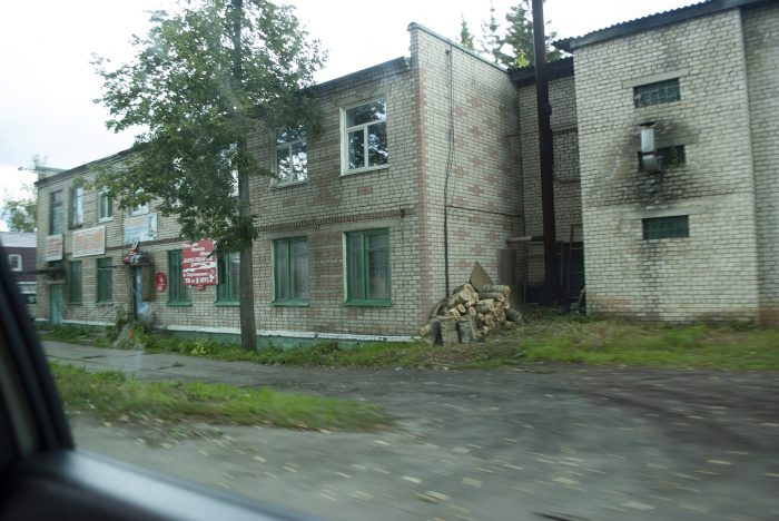 обычный двухэтажный дом в Калязине