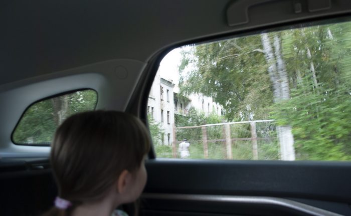 Маша смотрит на Калязин в окно