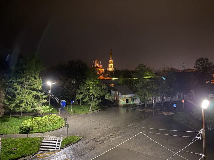 вечерний вид из окна гостиницы кремлёвская в рязани