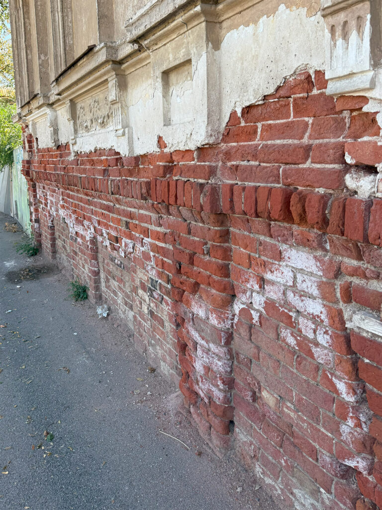 осыпающиеся кирпичи в астрахани