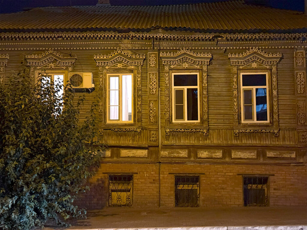 неосыпающийся кирпичный дом в Астрахани