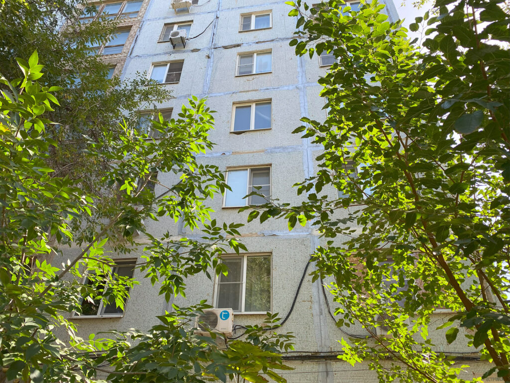 Окна Ритиной квартиры детства