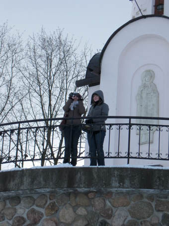 Девушки-фотографы у часовни княгини Ольги Псков