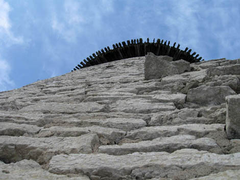 фото крепостной башни Псков, вид снизу